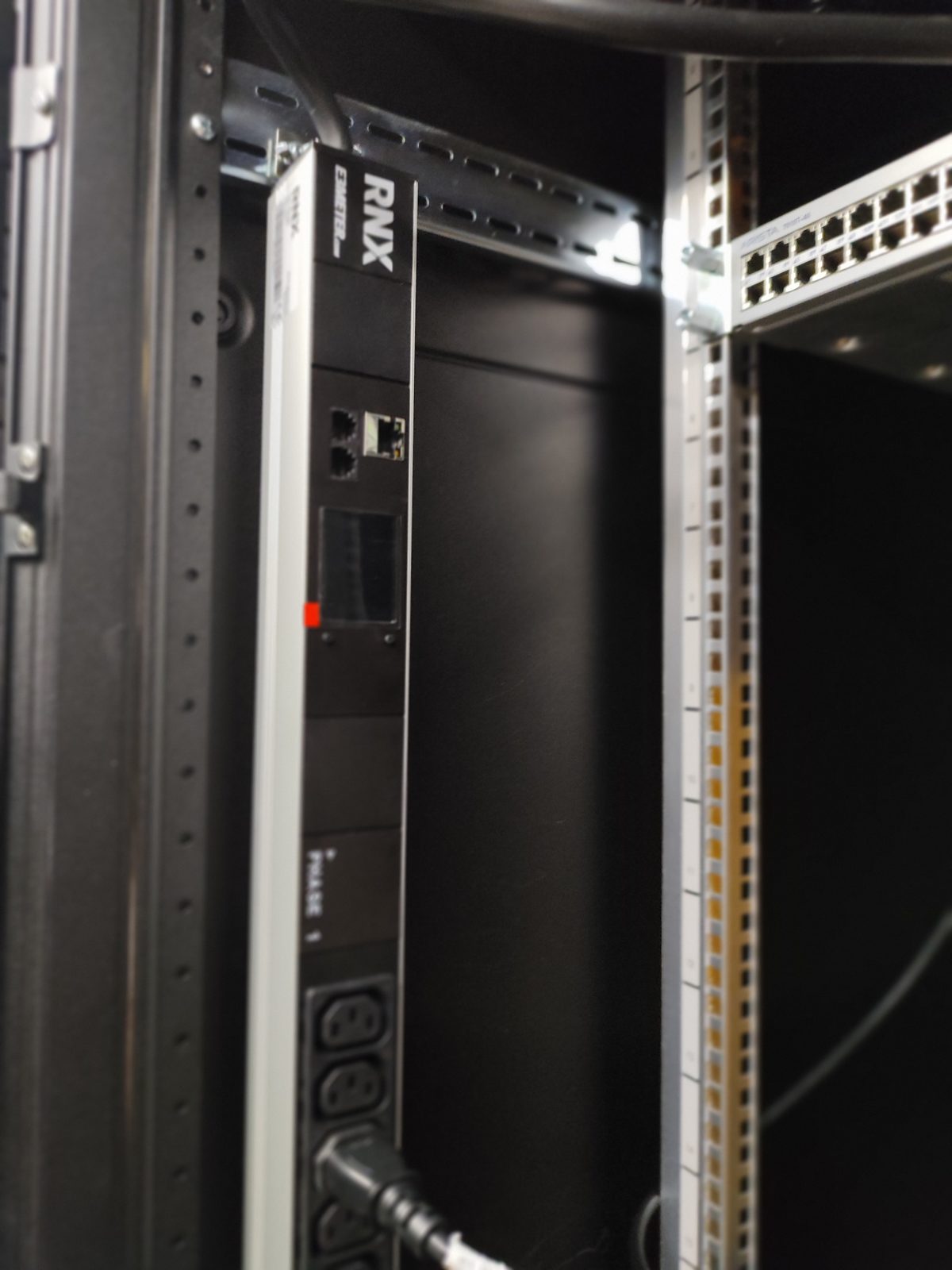 PDU et distribution électrique dans la salle haute densité des salles privatives AlpineDC à Crissier